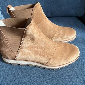 Like new Sorel, tan suede ankle boots women size 7.5